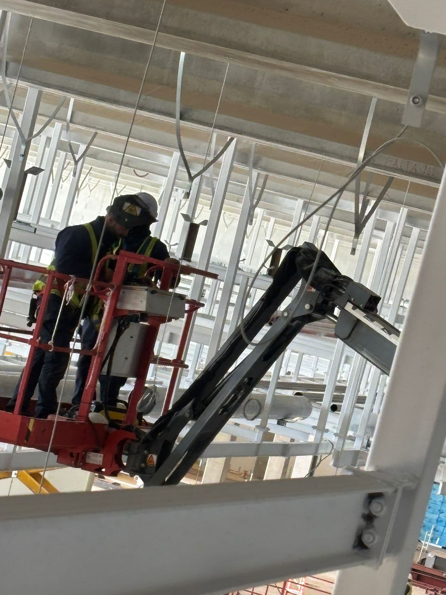 Técnico de R&V instalando tuberías en altura